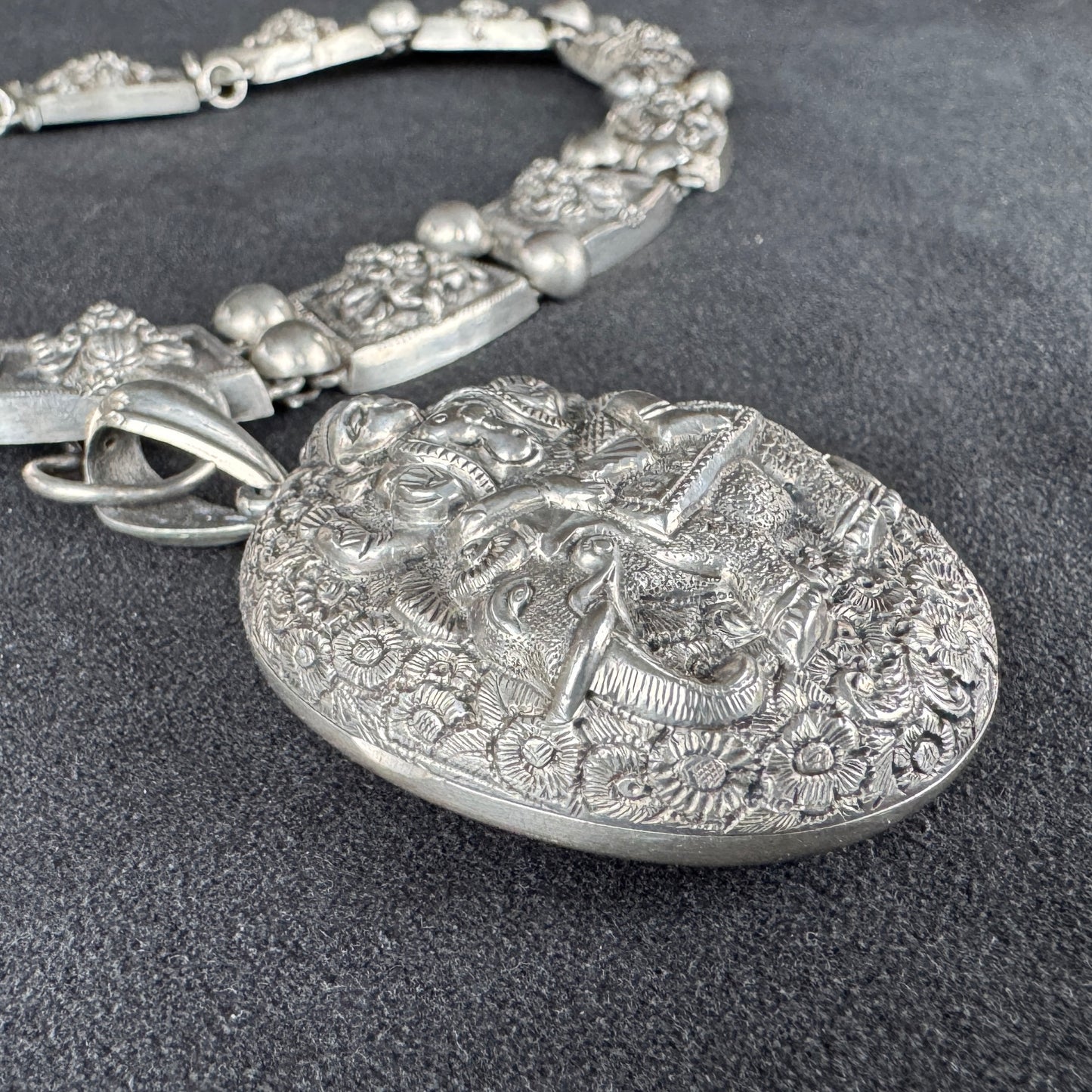 Collier en Argent anglo-Hindou époque Victorienne avec médaillon ouvrant