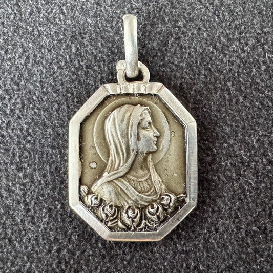 Médaille religieuse  Art Déco en argent « Notre-Dame de Lourdes »