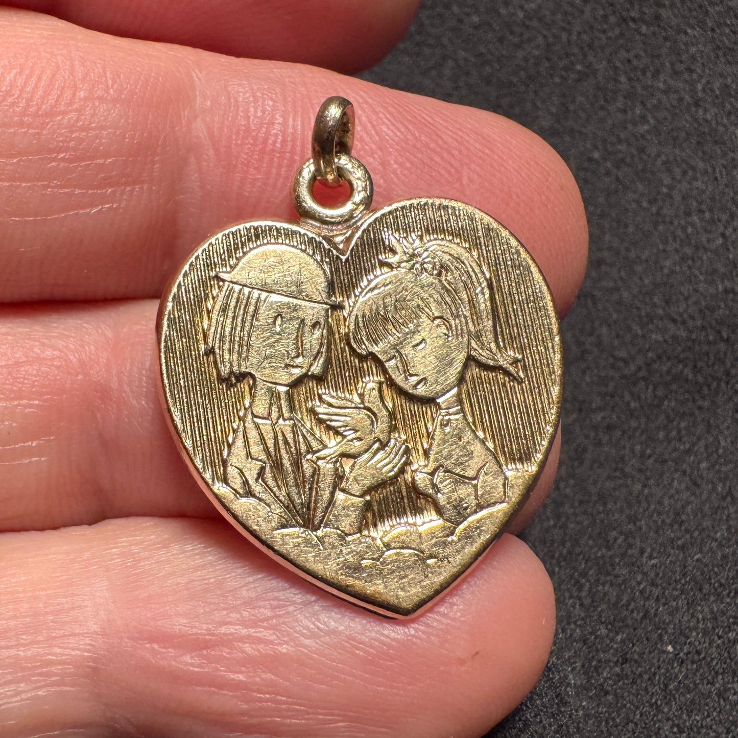 Pendentif ancien en plaqué or - « les Amoureux de Peynet »