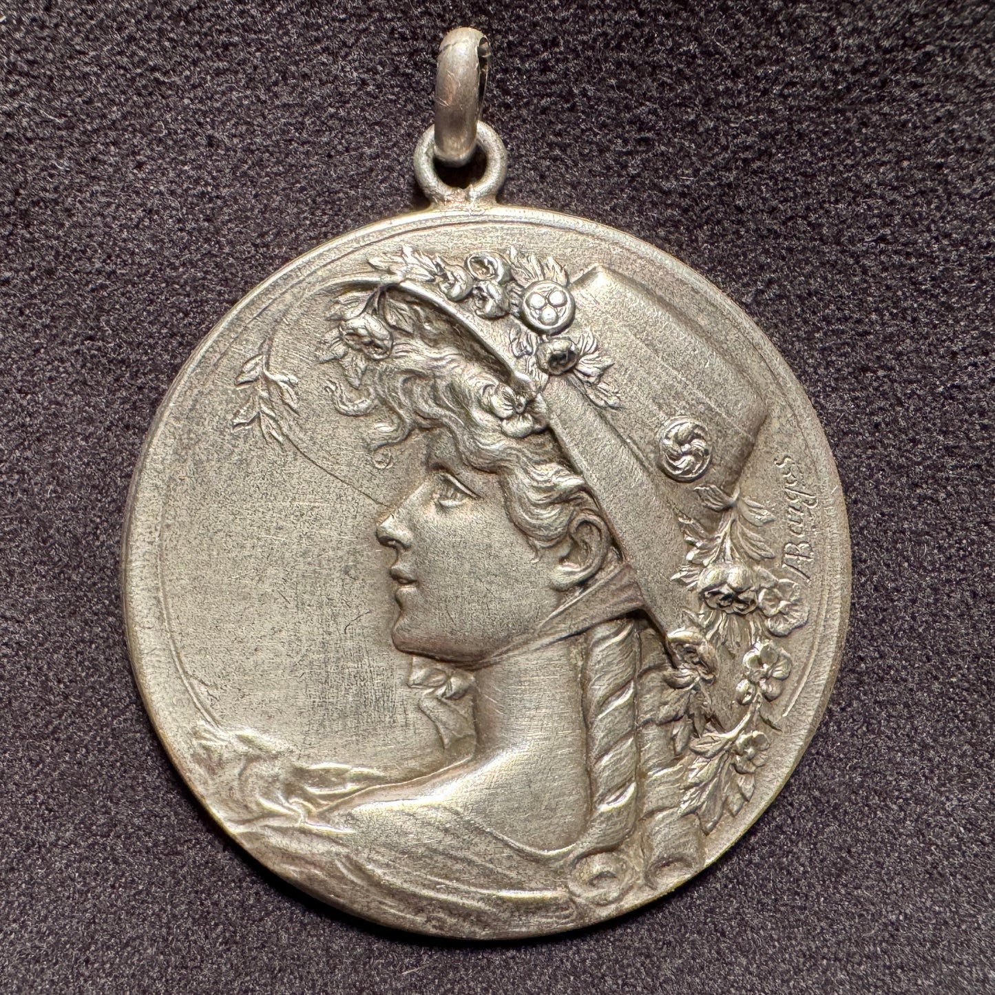 Pendentif Ancien grande taille - « femme au chapeau » signé Bargas