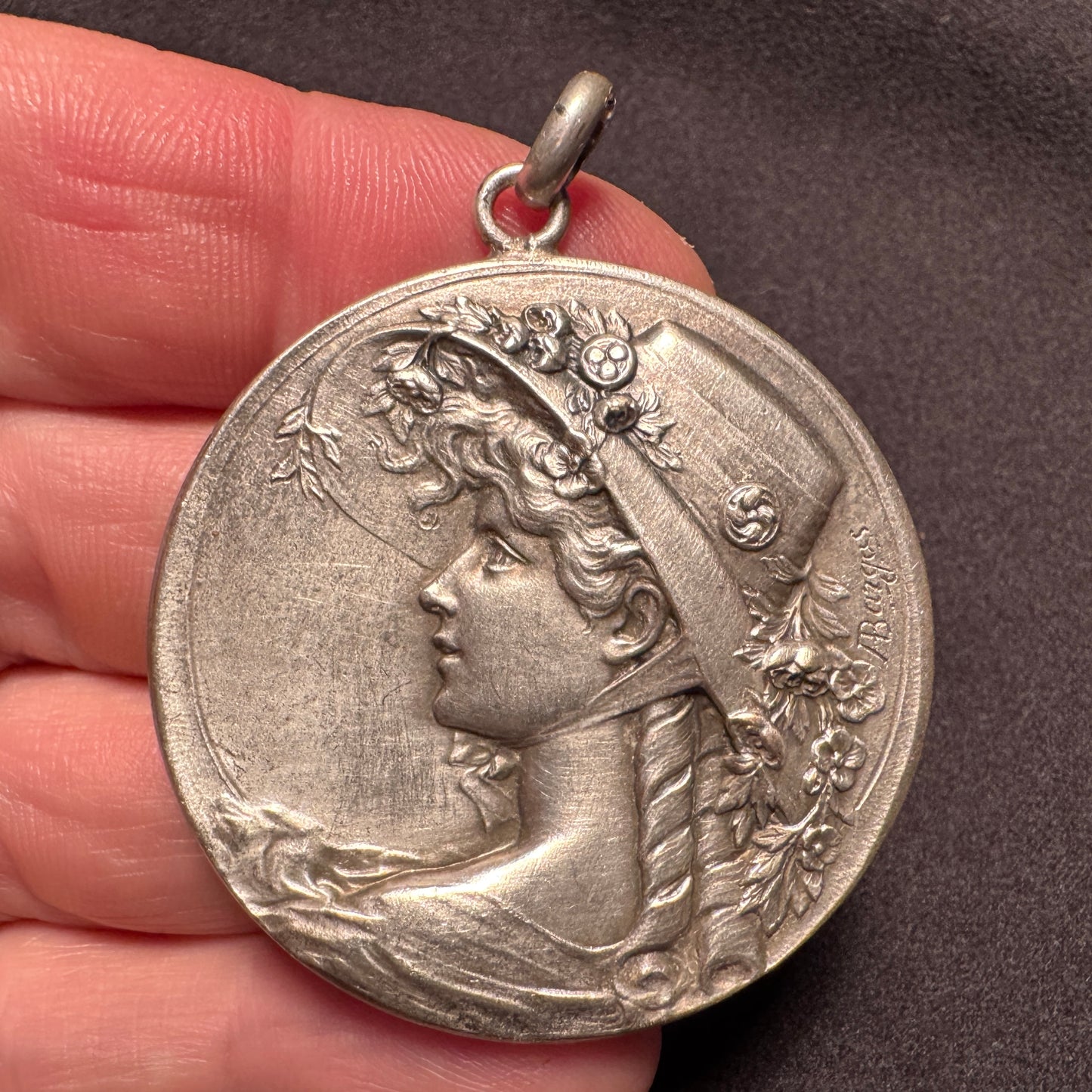 Pendentif Ancien grande taille - « femme au chapeau » signé Bargas