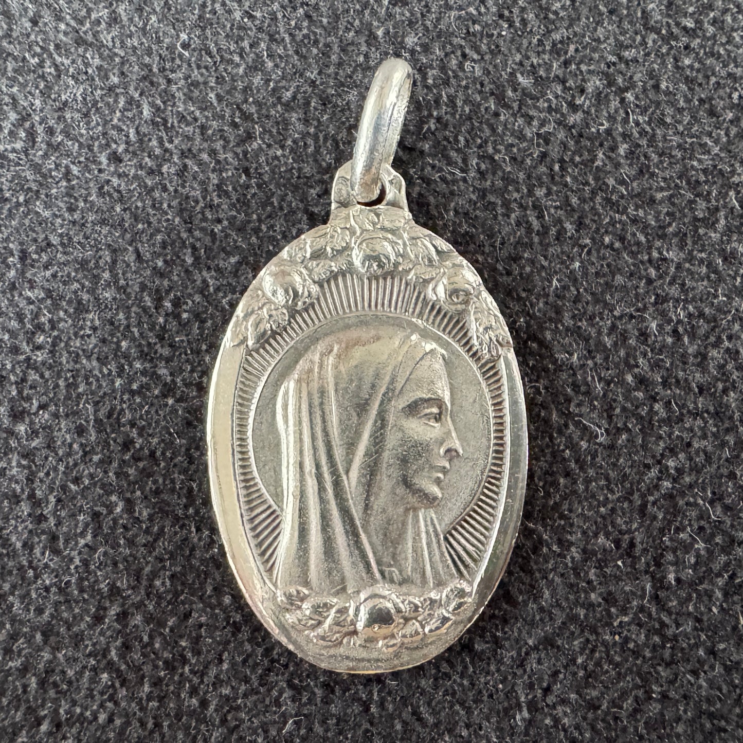 Médaille religieuse ancienne Art déco en argent « Sainte Vierge »