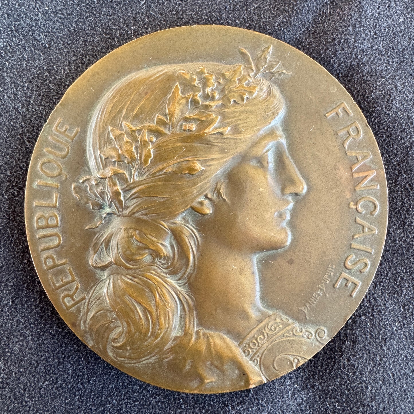 Médaille artistique ancienne en bronze « secours de guerre 1918 - Paris 17e arrondissement »