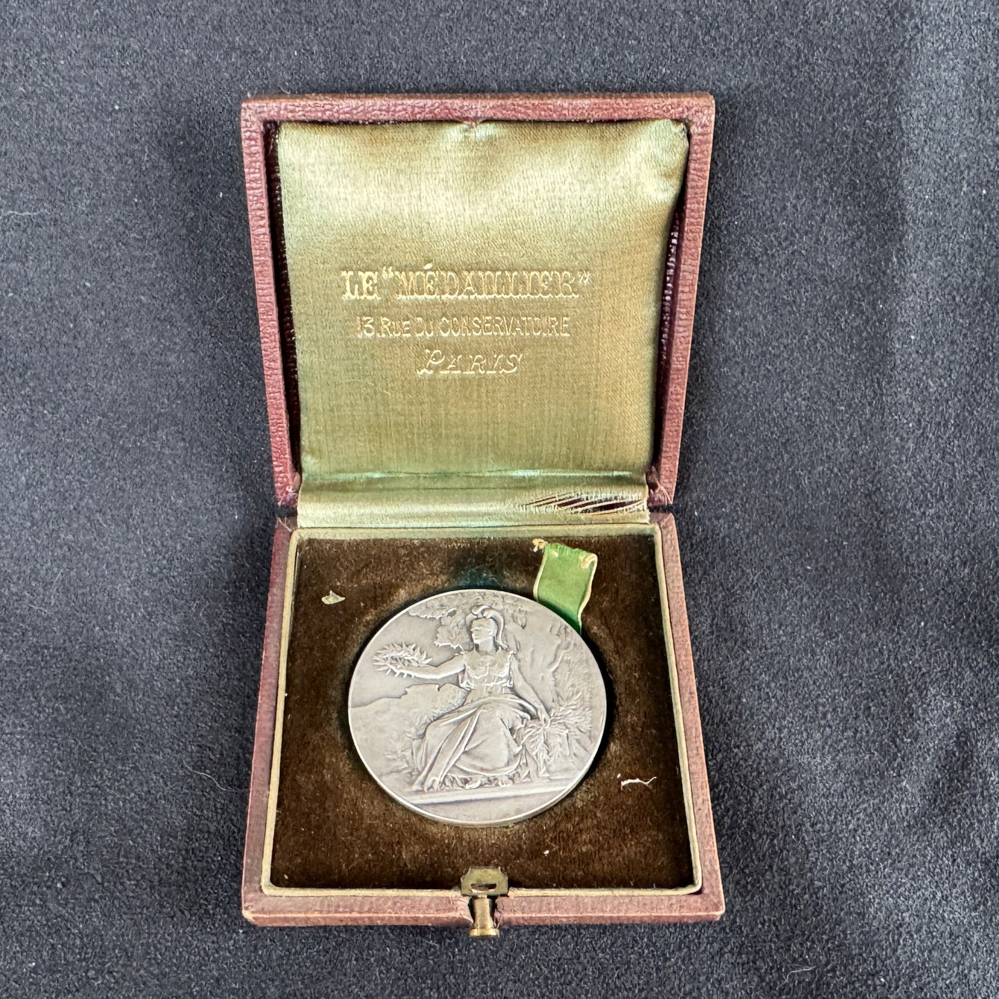 Médaille ancienne en bronze argenté « Marianne casquée »