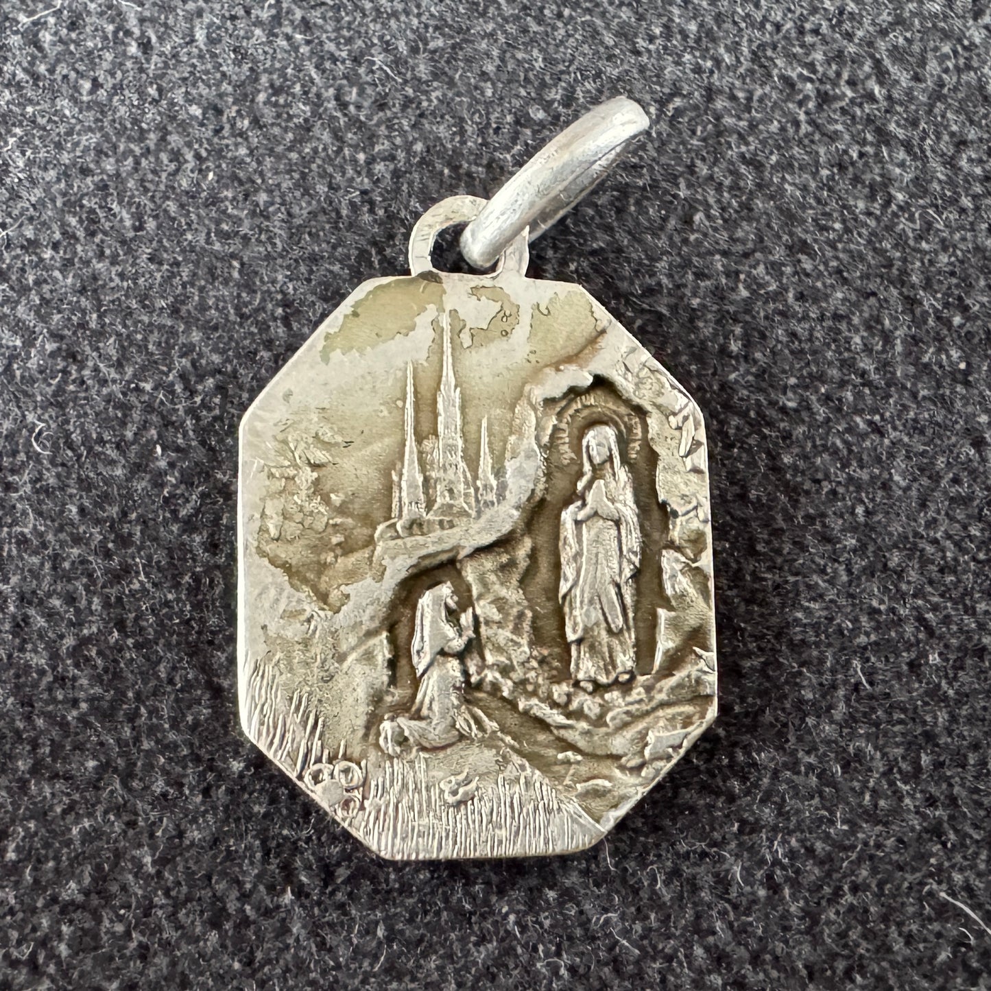 Médaille religieuse  Art Déco en argent « Notre-Dame de Lourdes »