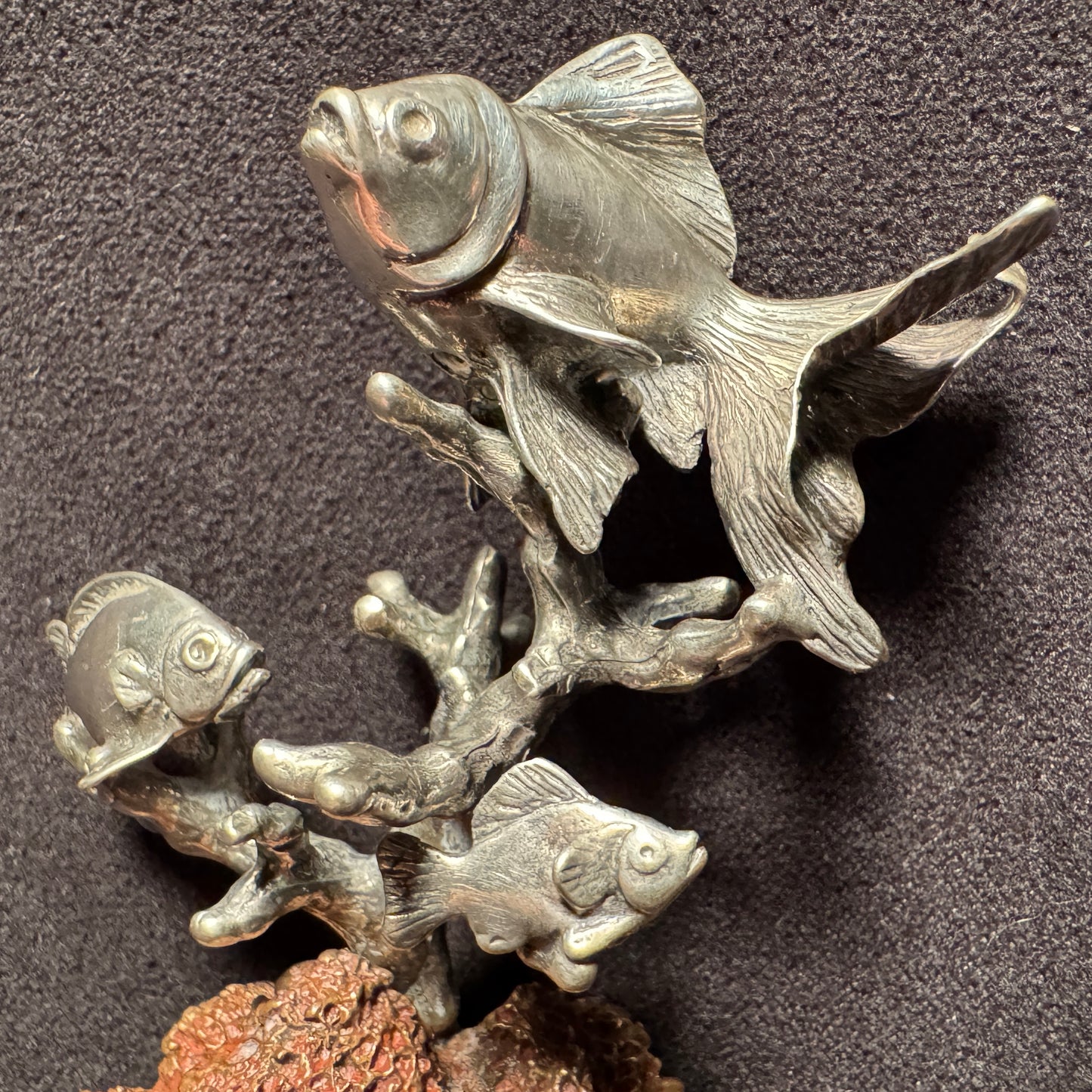 Sculpture en argent « poissons décor corallien » Signée M