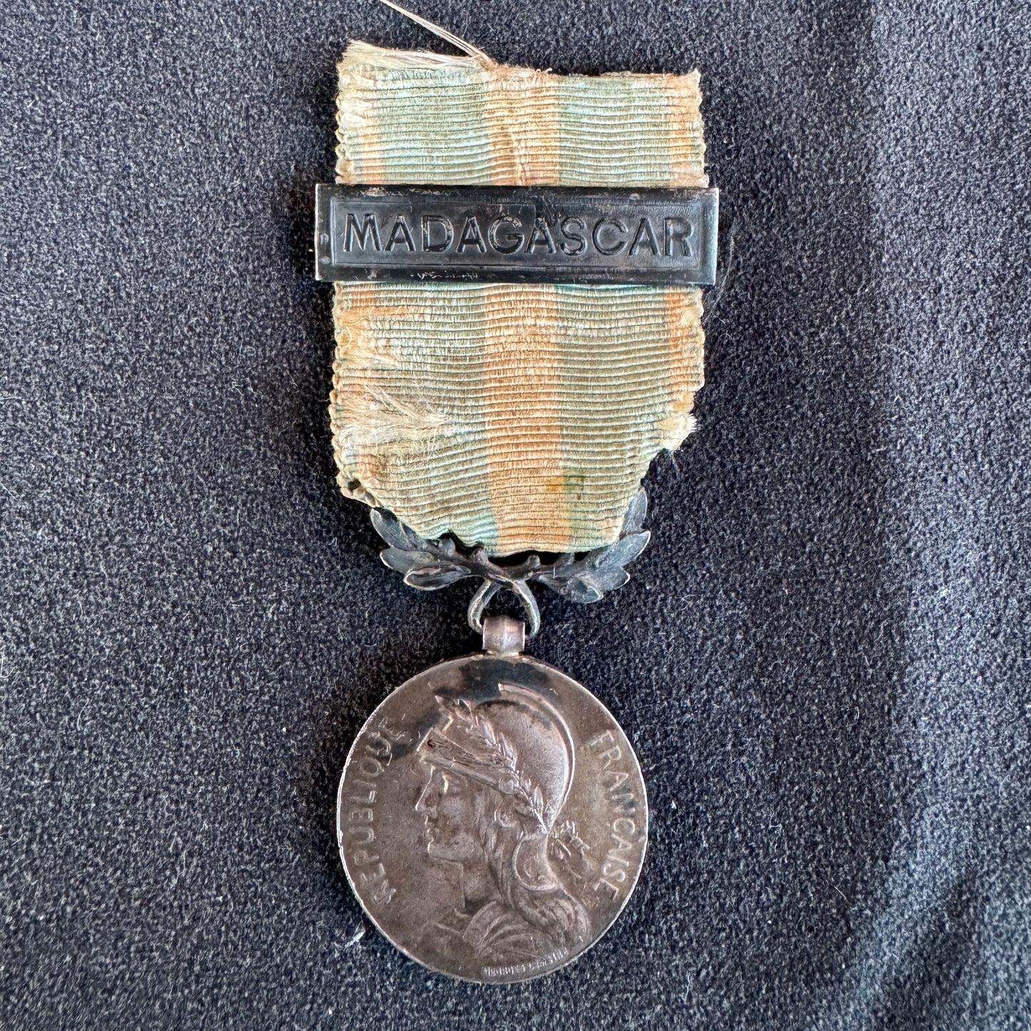 Médaille décoration militaire en argent - coloniale MADAGASCAR