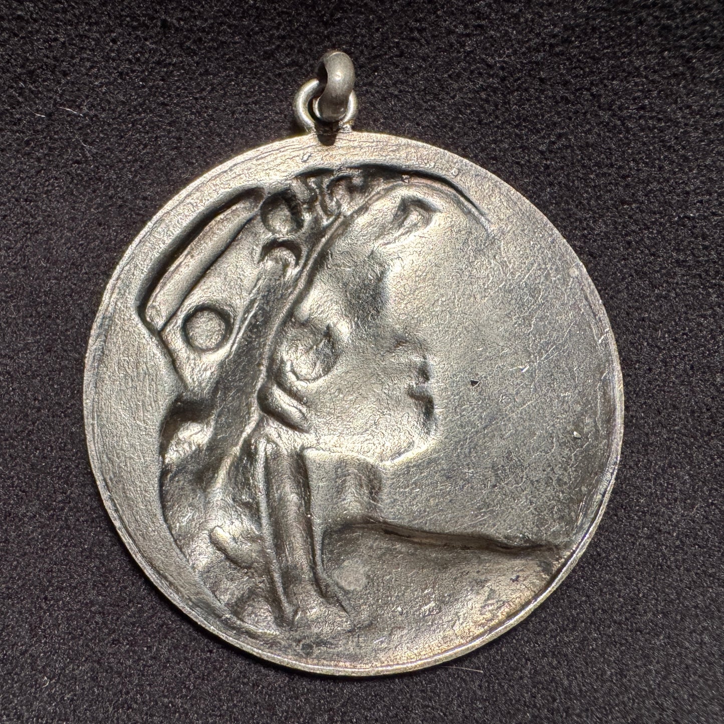 Pendentif Ancien grande taille - « femme au chapeau » signé Bargas