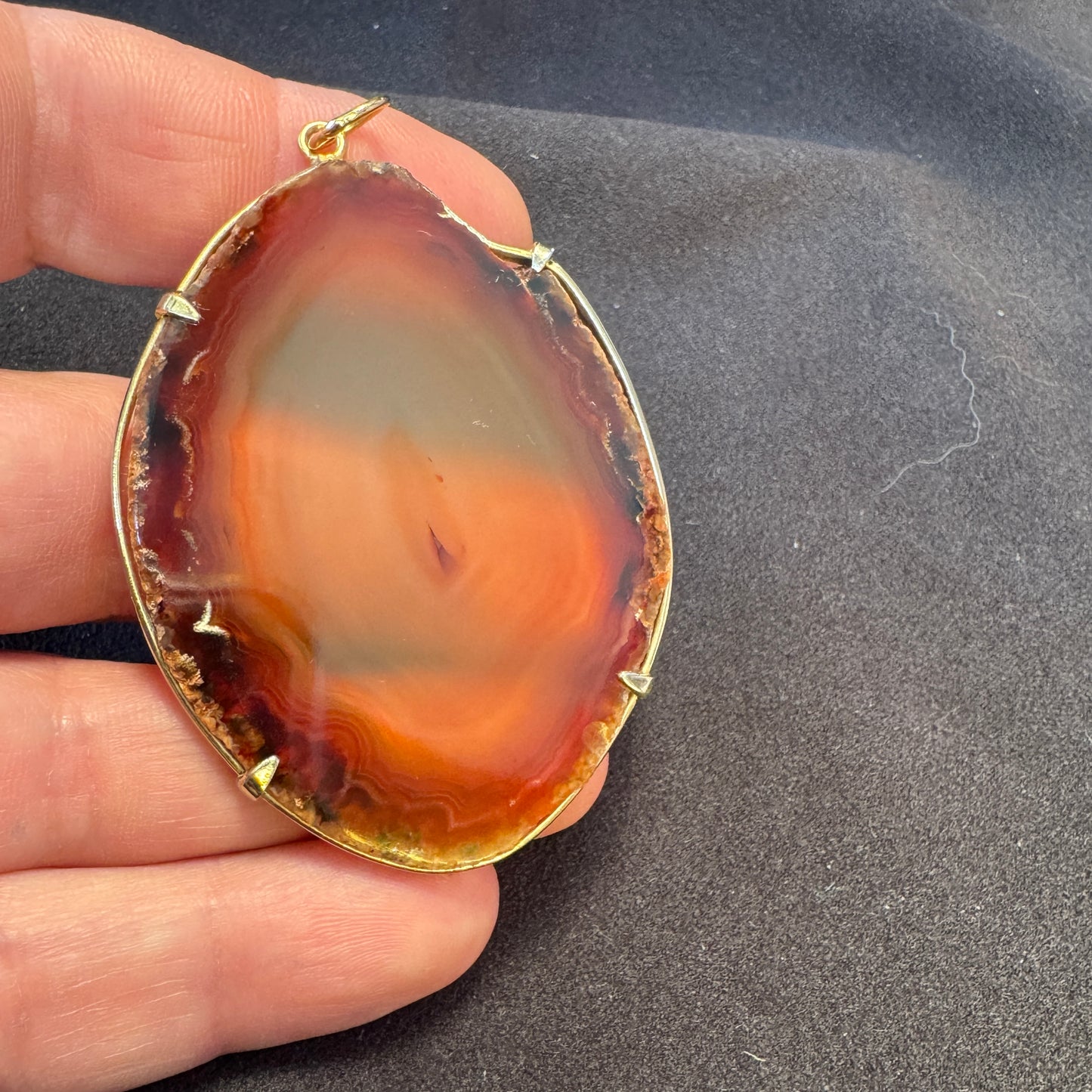 Pendentif en pierre polie grande taille - « tranche d’agate »