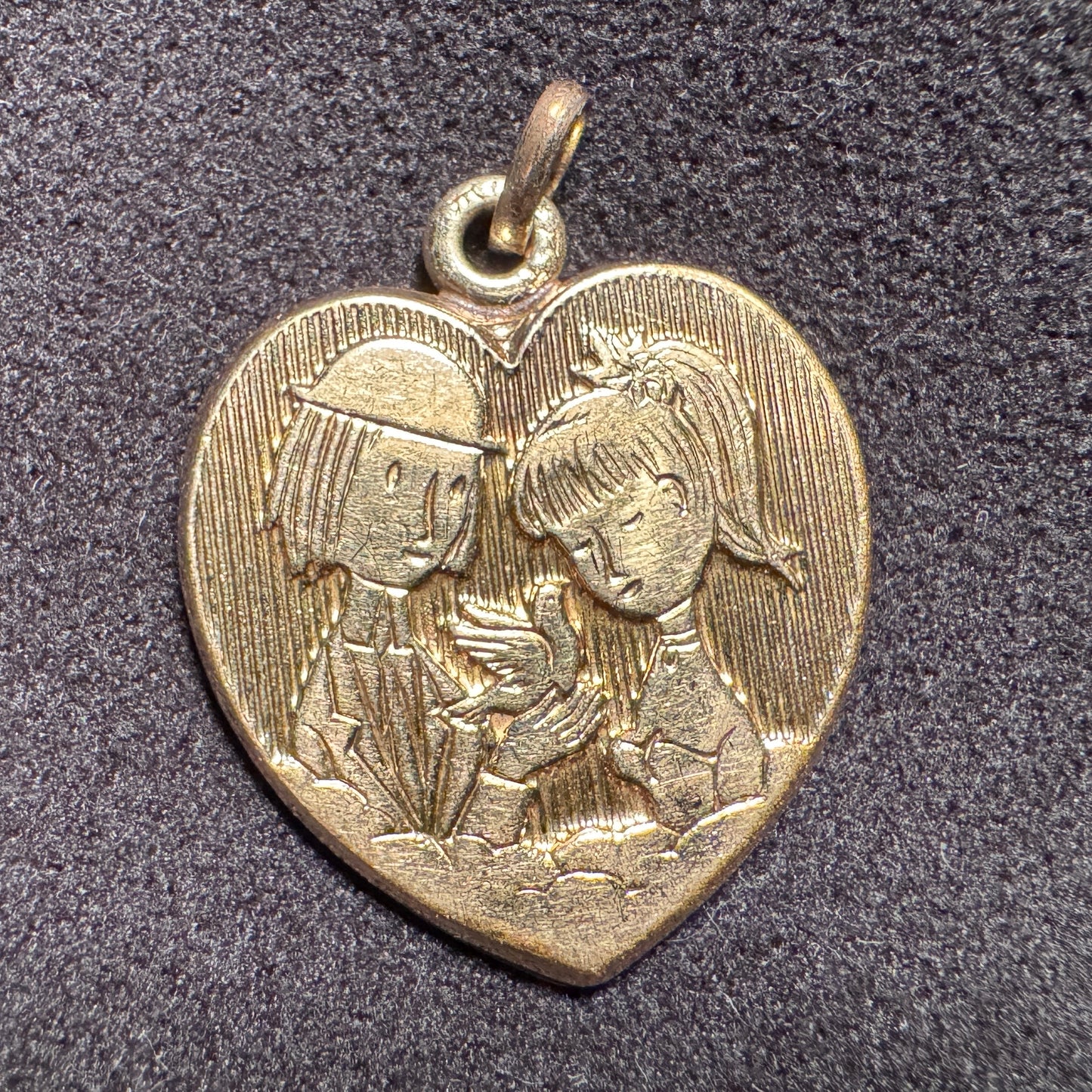 Pendentif ancien en plaqué or - « les Amoureux de Peynet »