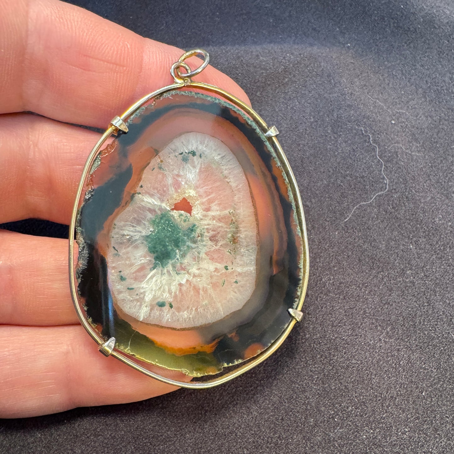 Pendentif en pierre polie grande taille - « tranche d’agate »