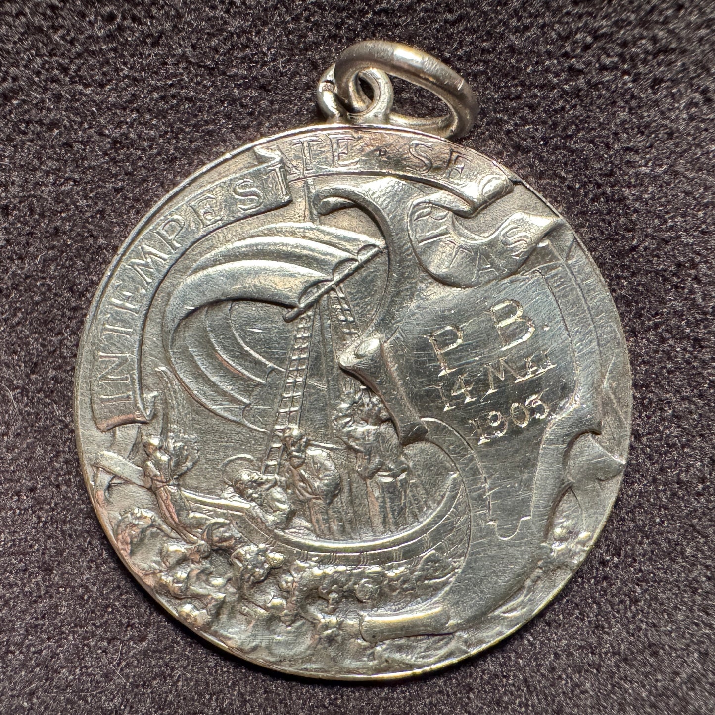 Médaille religieuse ancienne en argent « Saint Georges terrassant le dragon - 1903 »