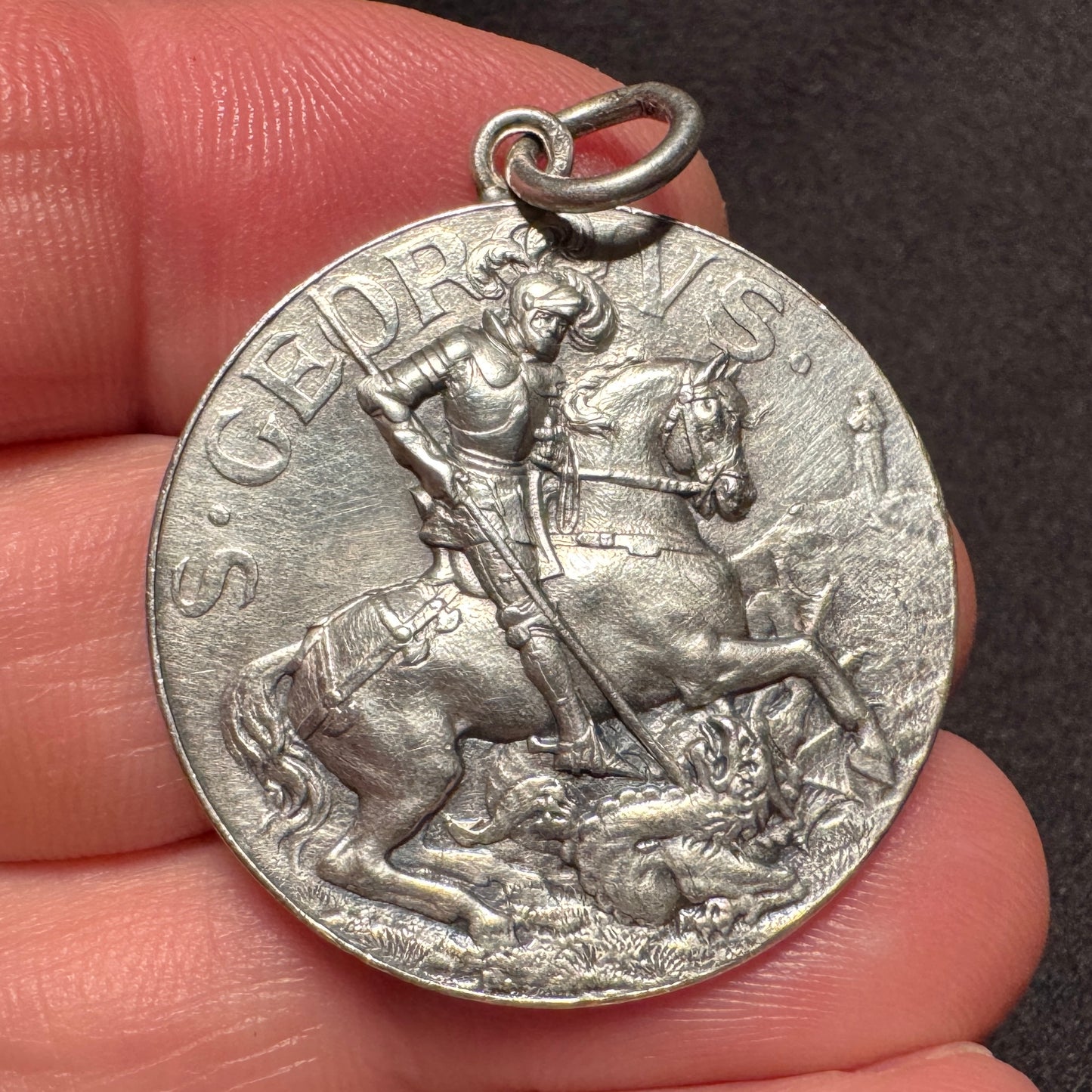 Médaille religieuse ancienne en argent « Saint Georges terrassant le dragon - 1903 »