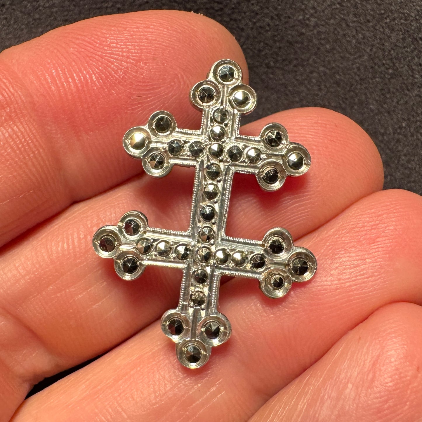 Broche ancienne en argent et marcassites - « croix de Lorraine  »